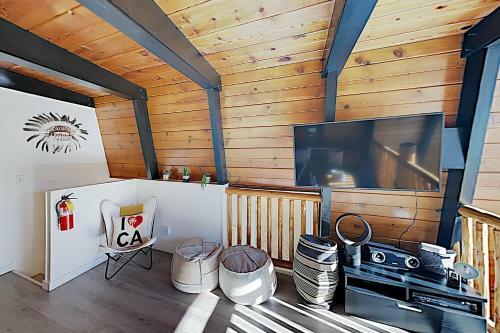 Rustic-chic Remodel With Fireplace, Deck & Hot Tub! Cabin