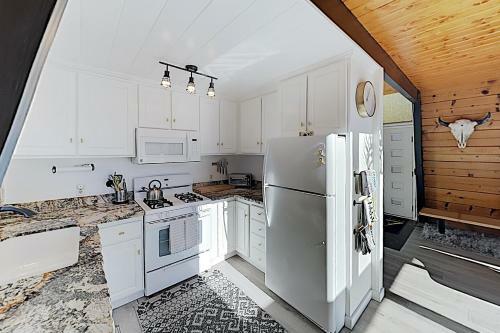 Rustic-chic Remodel With Fireplace, Deck & Hot Tub! Cabin