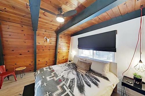 Rustic-chic Remodel With Fireplace, Deck & Hot Tub! Cabin