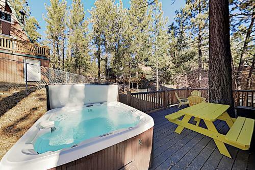 Rustic-chic Remodel With Fireplace, Deck & Hot Tub! Cabin