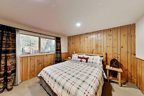 Dual-suite Mountain Getaway - Walk To Lake, Dining Home