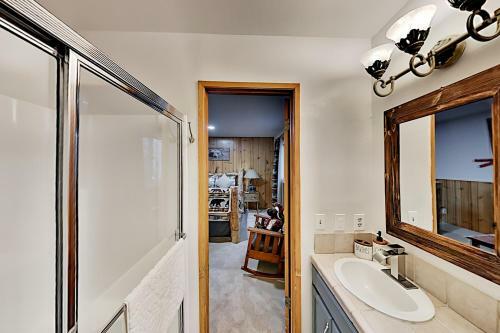 Dual-suite Mountain Getaway - Walk To Lake, Dining Home