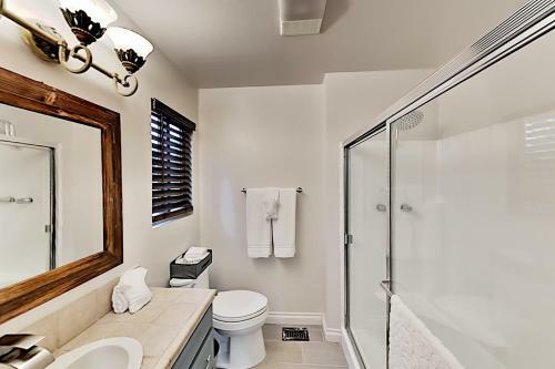 Dual-suite Mountain Getaway - Walk To Lake, Dining Home