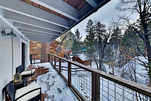 Modern Mountain Getaway - Near Skiing, Lake, Golf Home