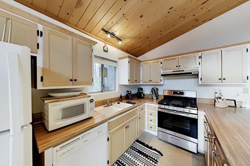Moonridge Basecamp - Hot Tub, Foosball - By Slopes Home
