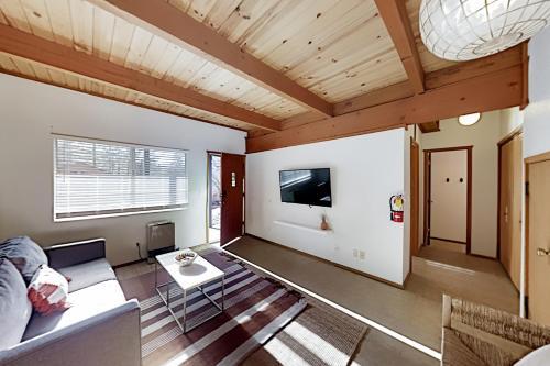 Moonridge Basecamp - Hot Tub, Foosball - By Slopes Home