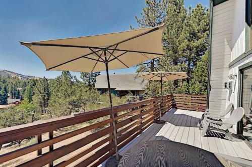 All-season Home - Large Deck & Bear Mountain Views Home