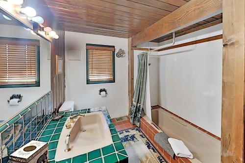 All-season Home - Large Deck & Bear Mountain Views Home