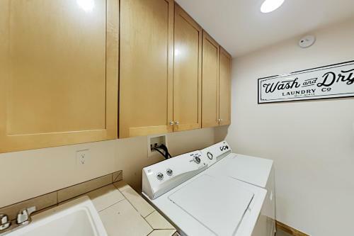 Apartamento All-suite Retreat - 2 Adjacent Units - Hot Tubs Duplex