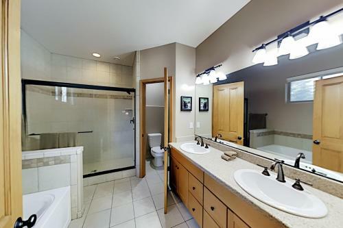 Apartamento All-suite Retreat - 2 Adjacent Units - Hot Tubs Duplex