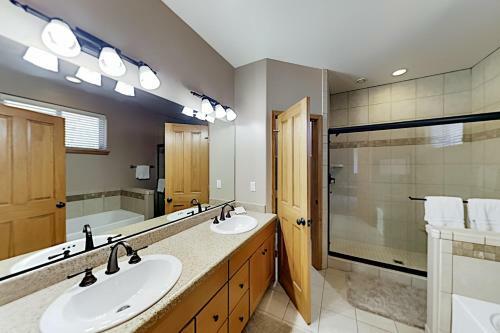 Apartamento All-suite Retreat - 2 Adjacent Units - Hot Tubs Duplex