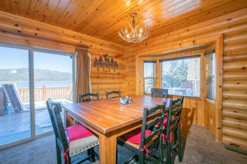 3 Cubs Lakefront Cabin
