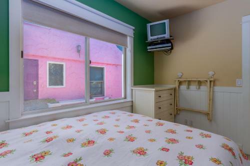 Capitola Venetian Beach Front Cottage!