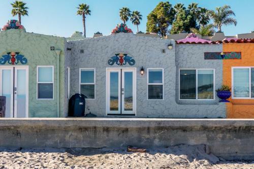 Capitola Venetian Beach Front Cottage!