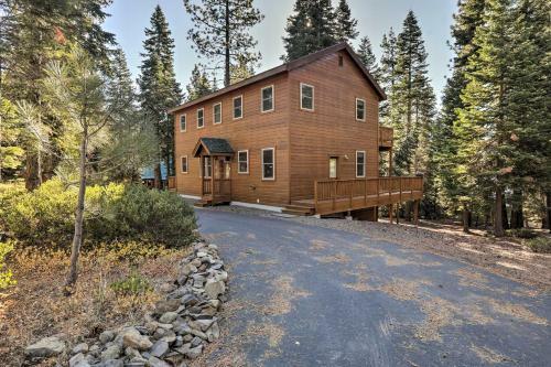 Rustic Tahoe Home With Hot Tub Near Squaw Valley