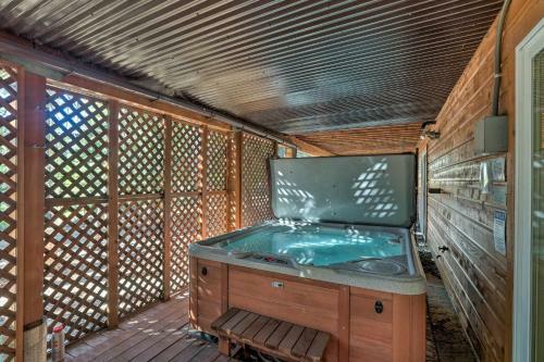 Rustic Tahoe Home With Hot Tub Near Squaw Valley