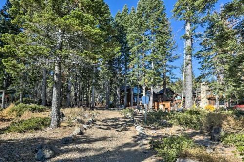 Rustic Tahoe Home With Hot Tub Near Squaw Valley