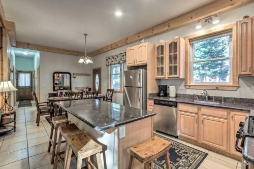 Rustic Tahoe Home With Hot Tub Near Squaw Valley
