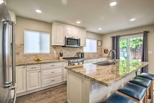Modern Coastal Home - 1 Mile To Beach And Town!