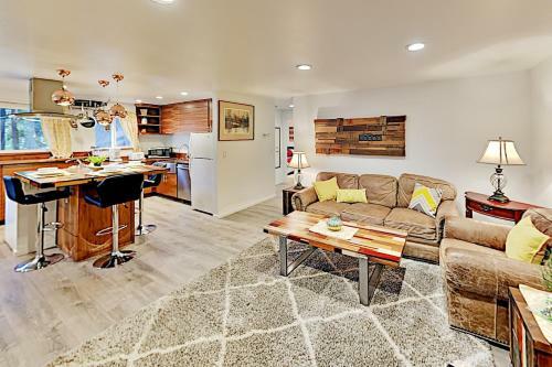 Charming Lake Tahoe Cabin - Deck & Gas Fireplace Home
