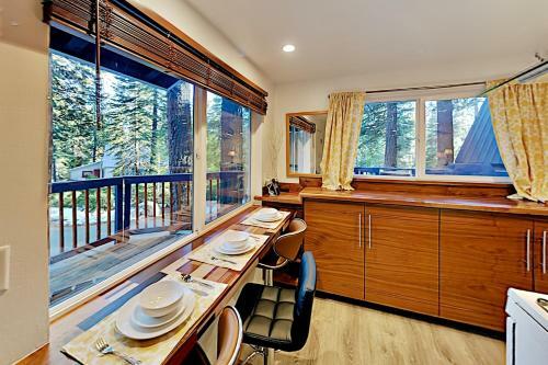 Charming Lake Tahoe Cabin - Deck & Gas Fireplace Home