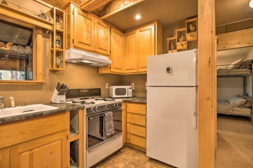 Cabin With Fire Pit Mins To Vineyards And Hiking!