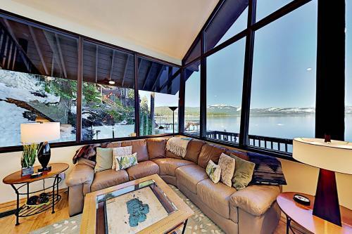 Lakefront Home - Private Pier & Kayaks - Epic View Home