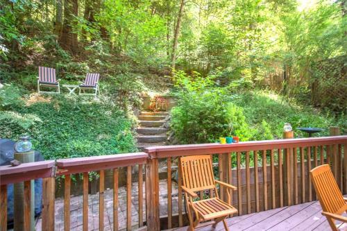 Absolute Zen! Redwoods! Bbq Grill! Fast Wifi!! Ping Pong!! Dog Friendly!