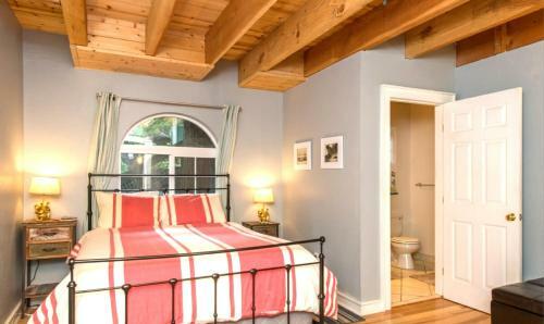 Blue Cherry! Redwoods! Bbq Grill! Fire Table! Ping Pong! Fast Wifi!! Dog Friendly!