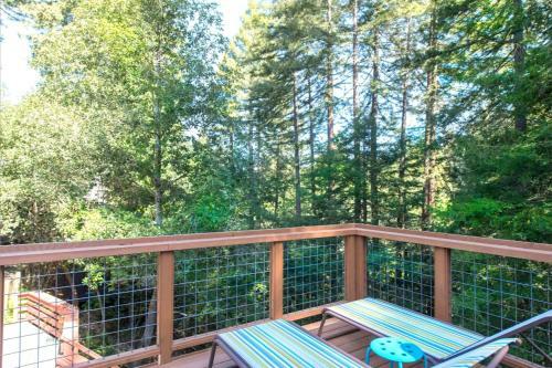 Tree Fort! Redwoods! Hot Tub!! Fire Table!! Google Smart Home!! Fast Wifi!! Dog Friendly!