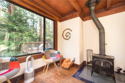 Tree Fort! Redwoods! Hot Tub!! Fire Table!! Google Smart Home!! Fast Wifi!! Dog Friendly!
