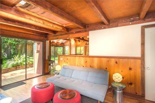 Tree Fort! Redwoods! Hot Tub!! Fire Table!! Google Smart Home!! Fast Wifi!! Dog Friendly!