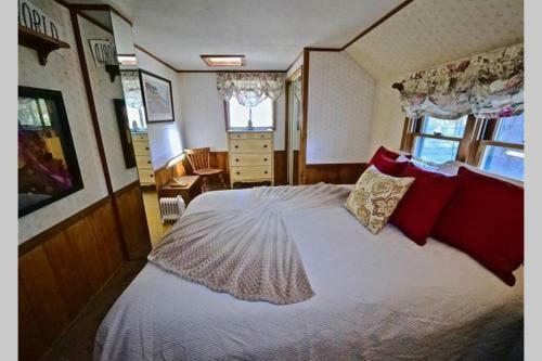 Rocky Mountain Lodge: Walk-to-town, Private