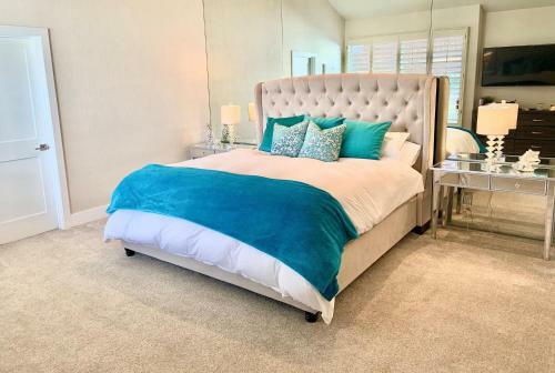 Must See-5 Star Rated-stunning Views, Pool, Spa And More