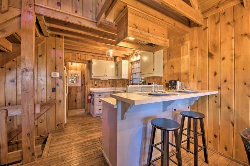 Chic Lake Arrowhead Cabin With Deck 2 Mi To Village