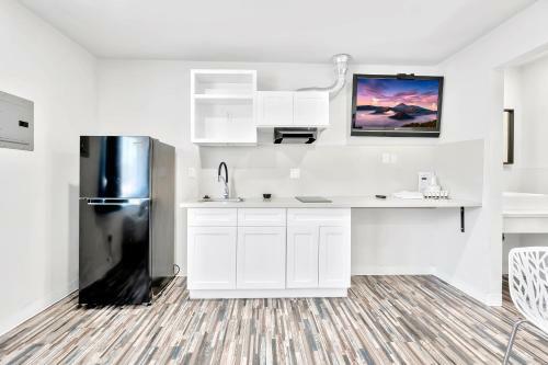 Tradewinds Motel