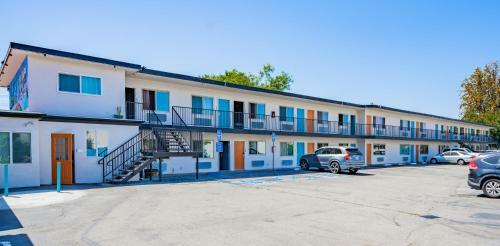 Tradewinds Motel