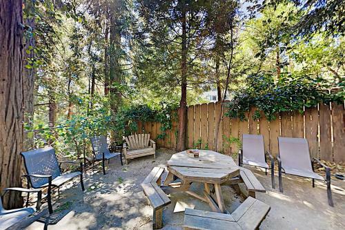 Peaceful Pines Lodge - Fireplaces & Game Room Home