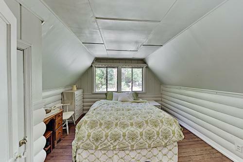 Peaceful Pines Lodge - Fireplaces & Game Room Home