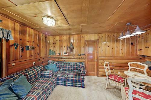 Peaceful Pines Lodge - Fireplaces & Game Room Home
