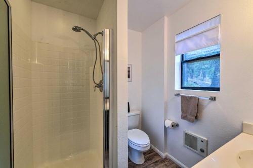 3-level Luxe Home With Spa, Ac, Game Room And Theater!