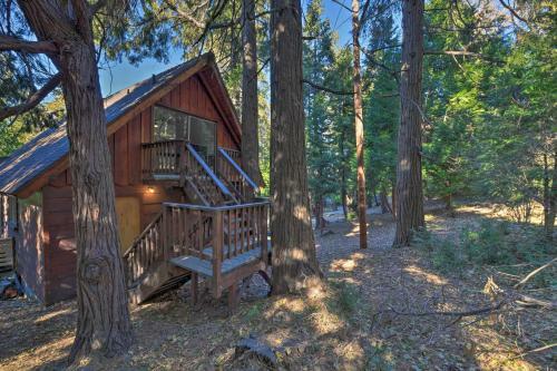 Woodsy Hideaway With Deck About 1 5 Mi To Village!