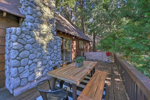Woodsy Hideaway With Deck About 1 5 Mi To Village!