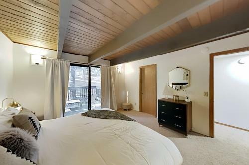 Luxe A-frame - Game Room, New Kitchen, Gas Firepit Home