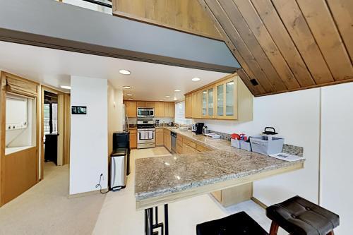 Luxe A-frame - Game Room, New Kitchen, Gas Firepit Home