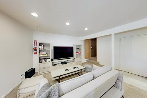 Luxe A-frame - Game Room, New Kitchen, Gas Firepit Home