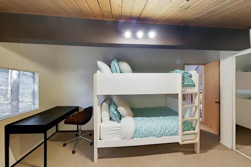 Luxe A-frame - Game Room, New Kitchen, Gas Firepit Home