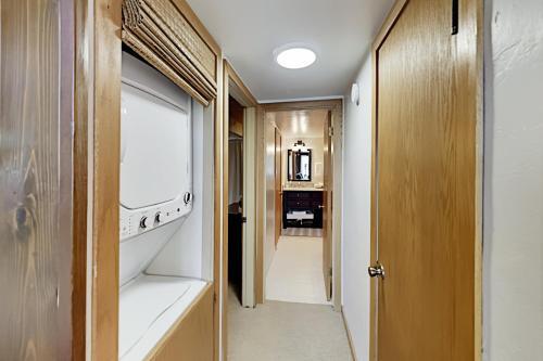 Luxe A-frame - Game Room, New Kitchen, Gas Firepit Home