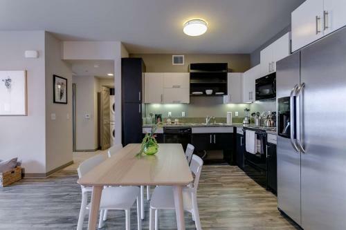 Apartamento One Bed/1bath + Private Balcony Walk To Beach
