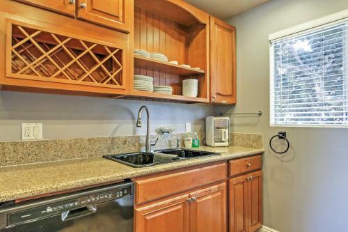 Apartamento Recently Renovated Long Beach Condo With Balcony!